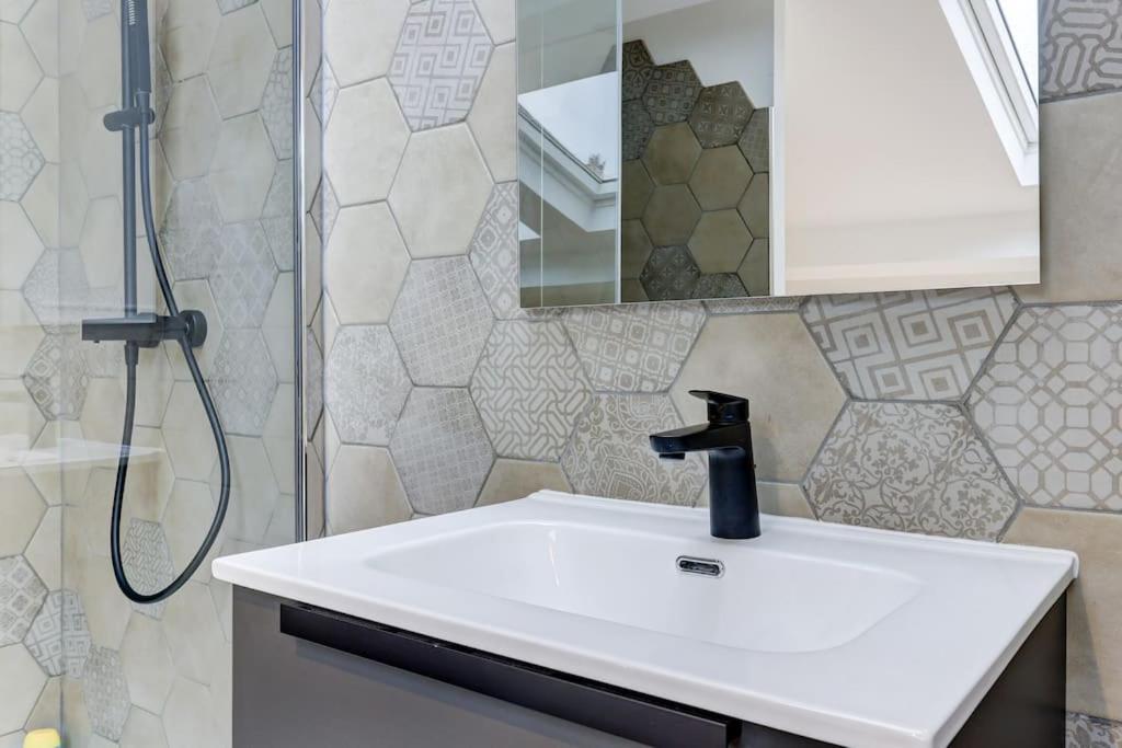 La Cambuse Topdestination-Bourg - Centre Ville - Classe 3 Etoiles 外观 照片